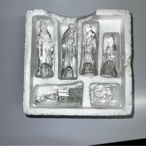 Vintage 7 Piece Clear Glass Nativity Set Mary Joseph Wisemen Jesus - Picture 2 of 2